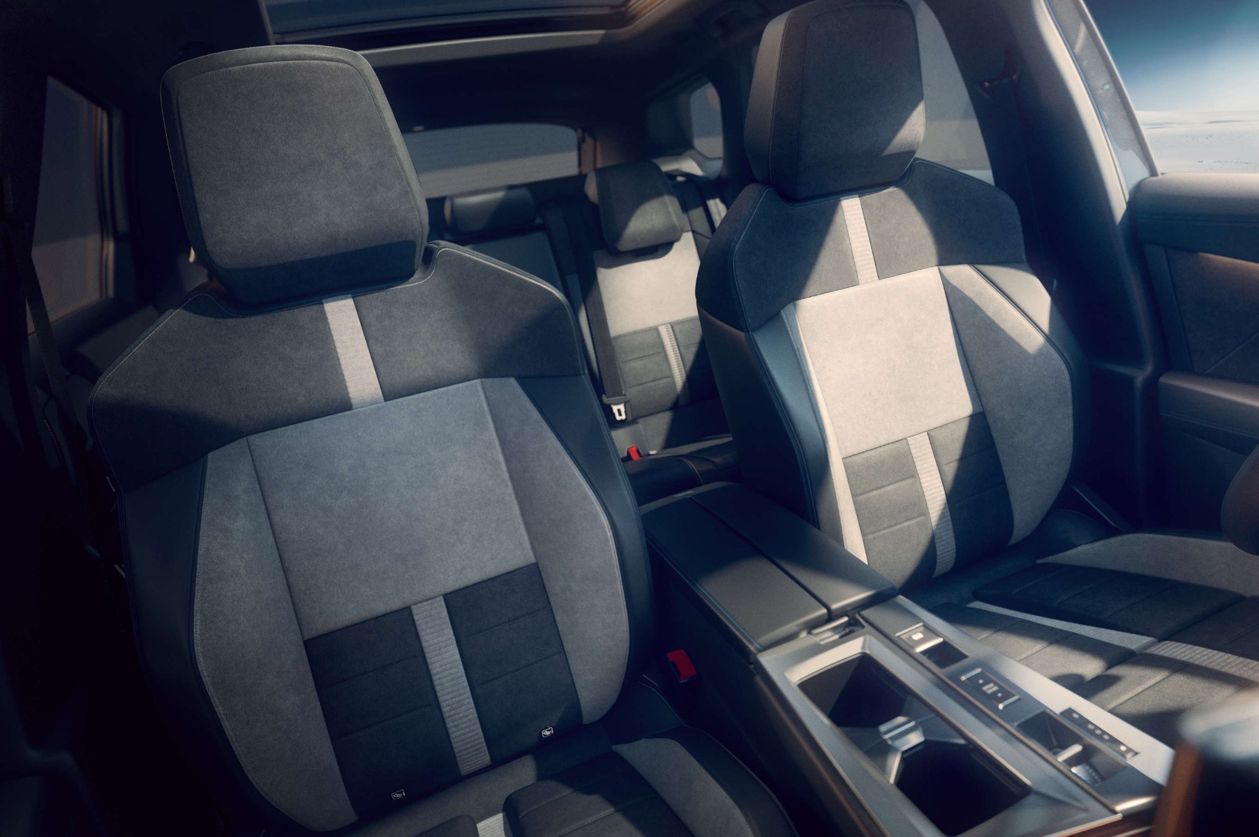 Передні сидіння у салоні Opel Grandland AWD