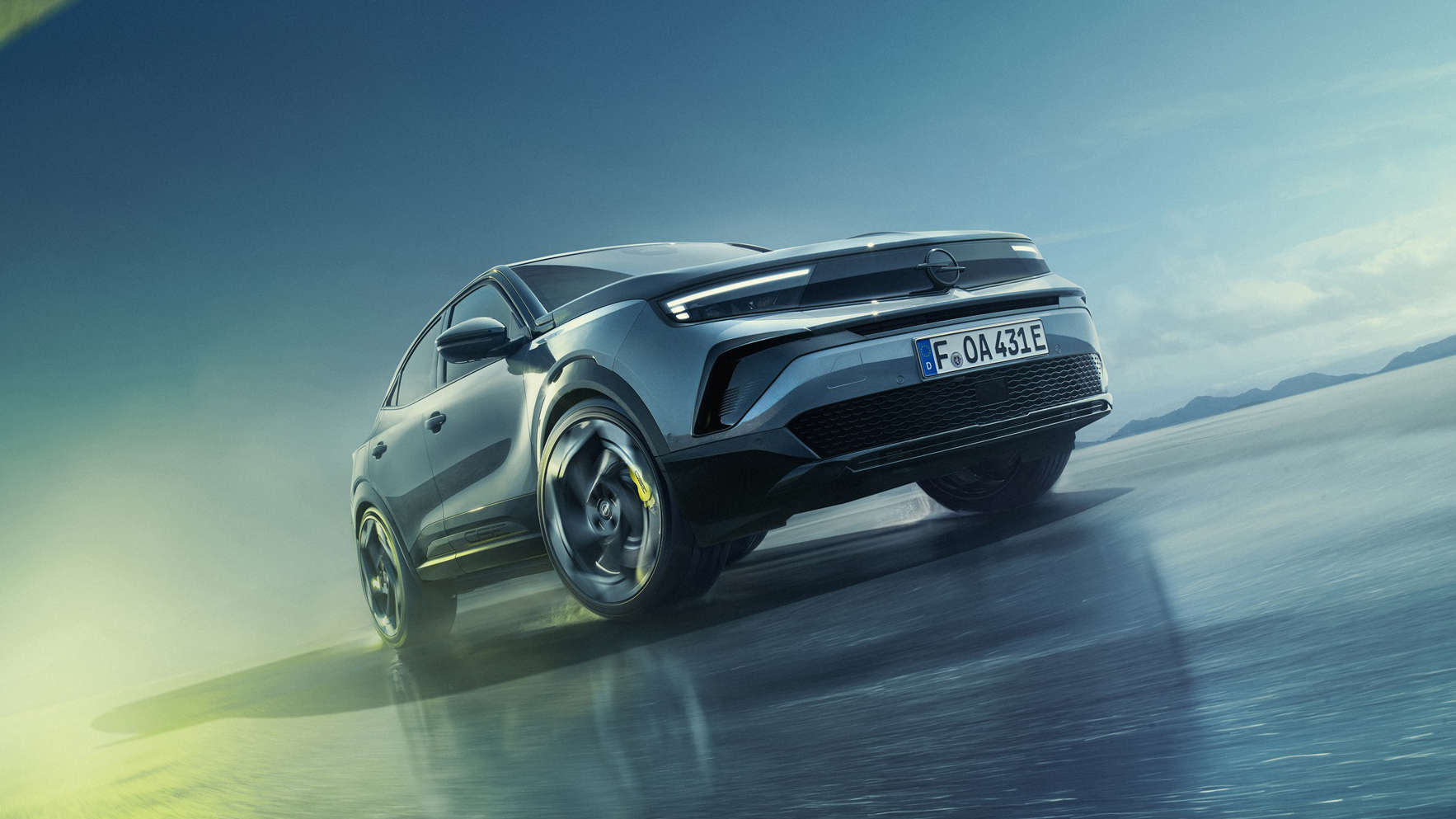 Вигляд спереду з правого боку на Opel Mokka GSE