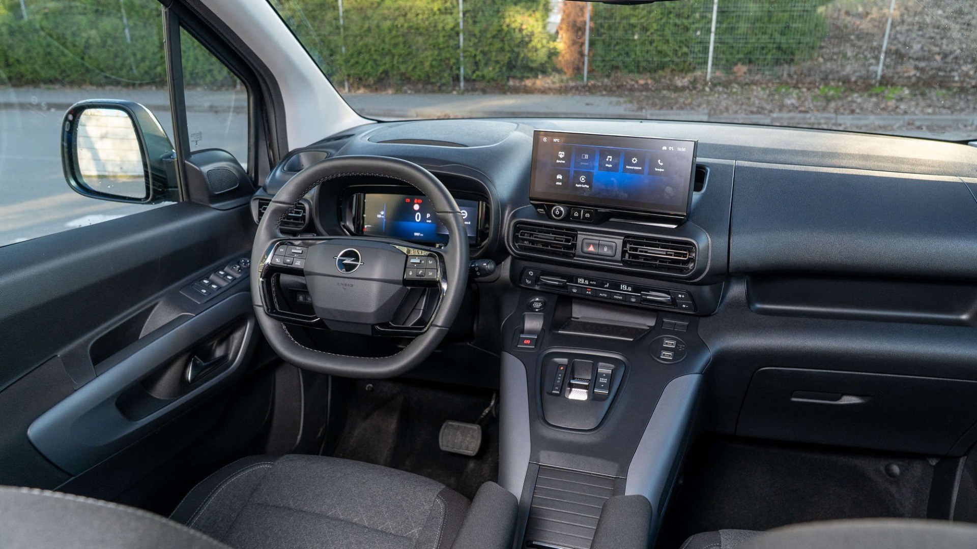 Салон Opel Combo, місце водія