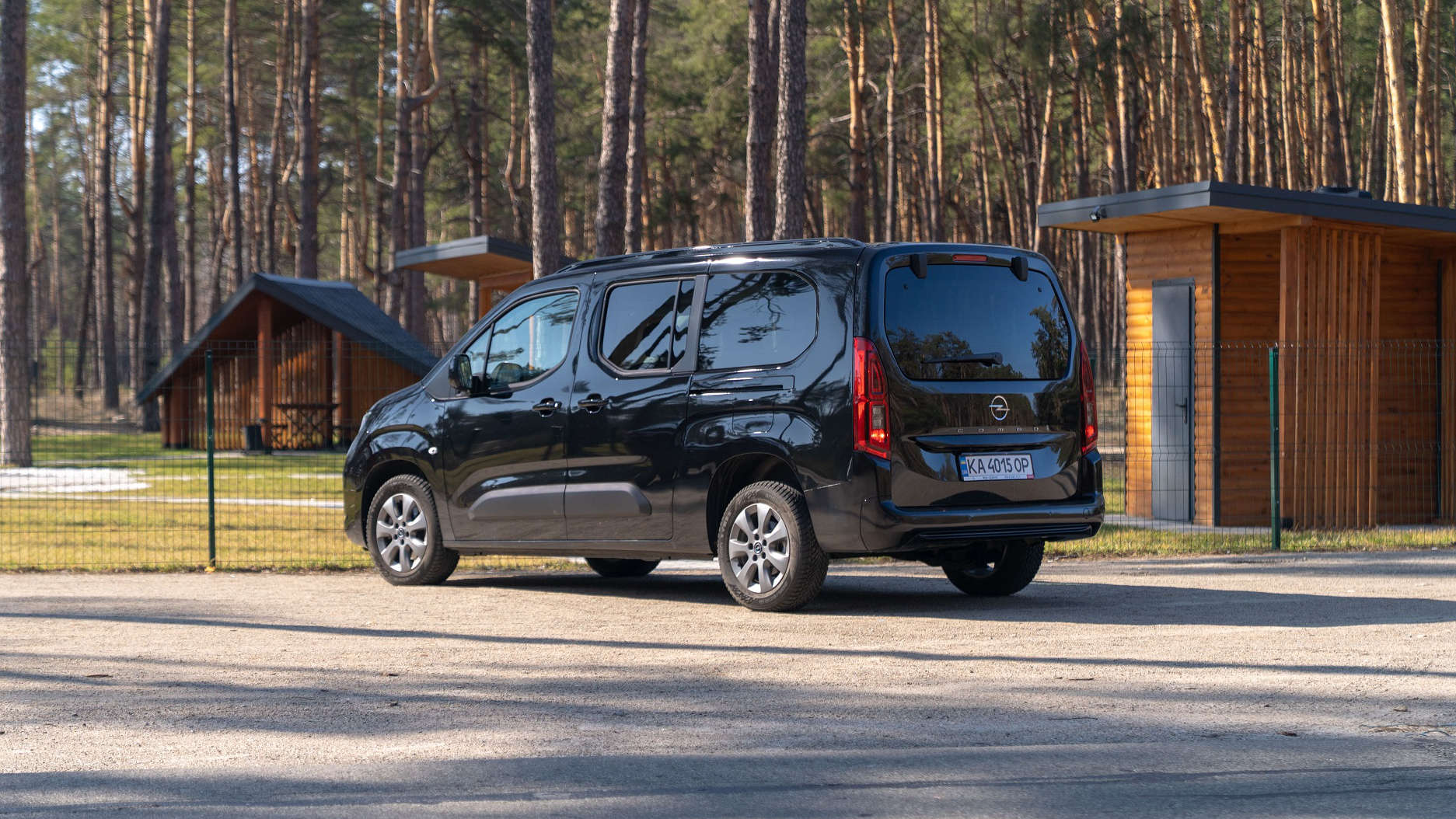 Opel Combo, вигляд ззаду з лівого боку