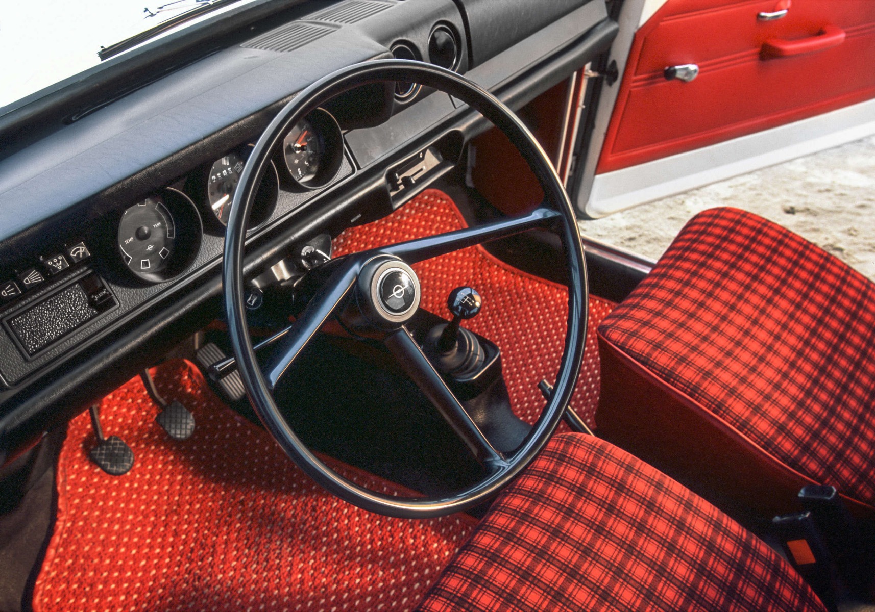 Місце водія у салоні Opel Kadett B