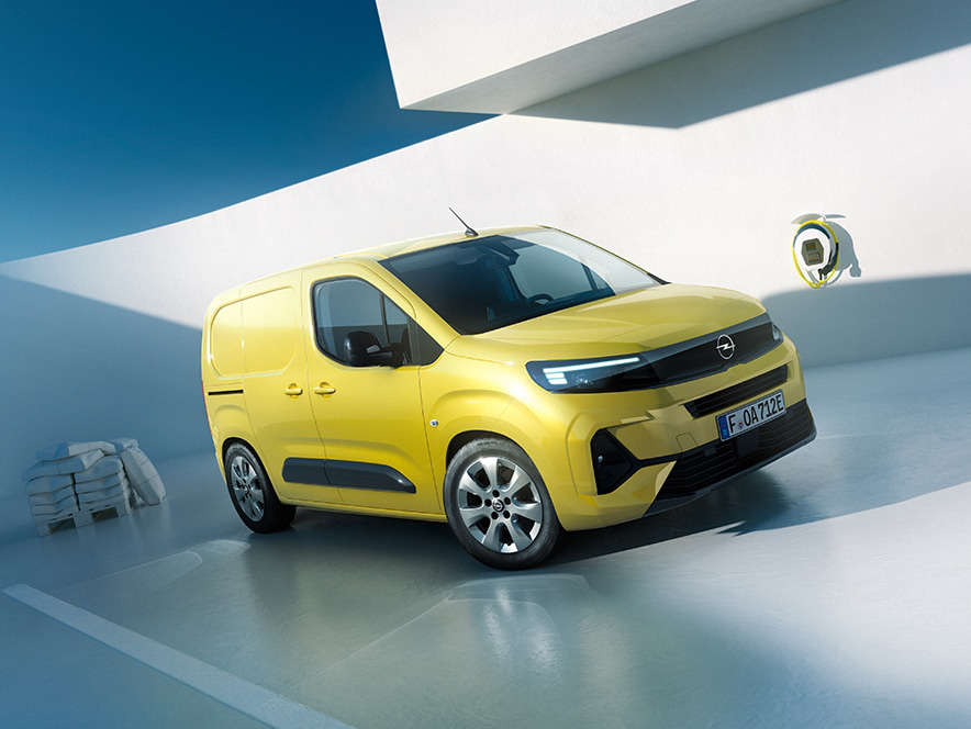 Вигляд спереду на електричний фургон Opel Combo Cargo Electric