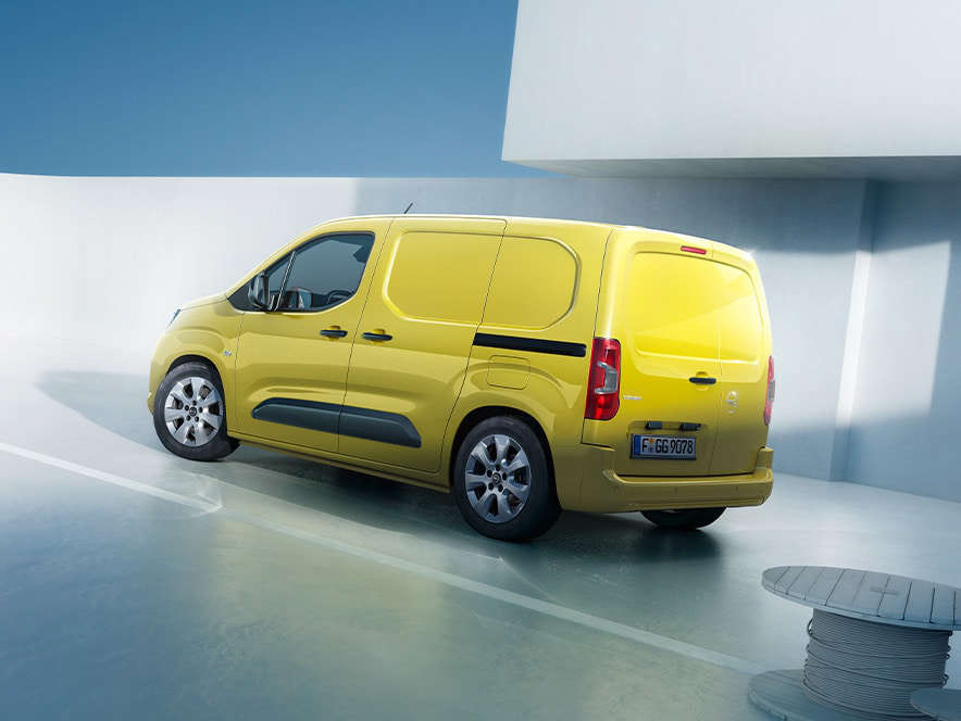 Вигляд з лівого боку на фургон Opel Combo Cargo жовтого кольору