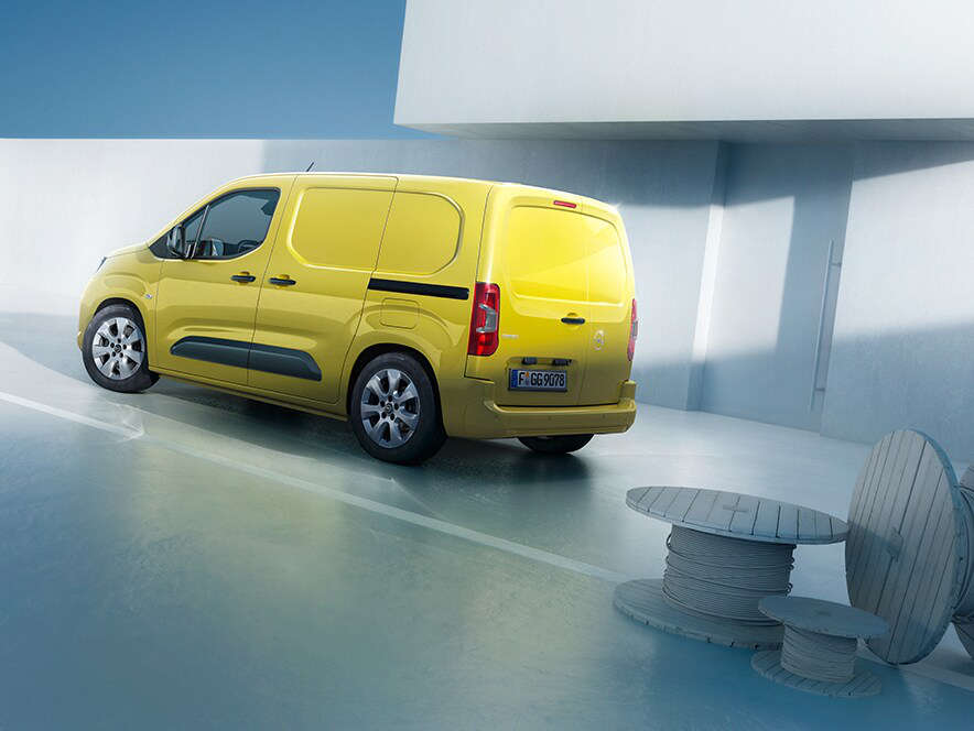 Opel Combo Cargo Electric жовтого кольору, вигляд з лівого боку