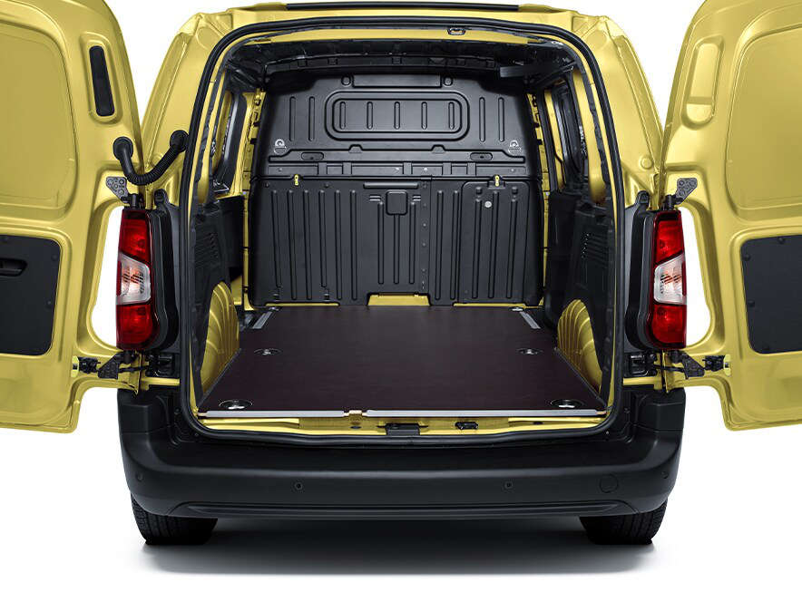 Вигляд ззаду на фургон Opel Combo Cargo з суцільною перегородкою у вантажному відділенні