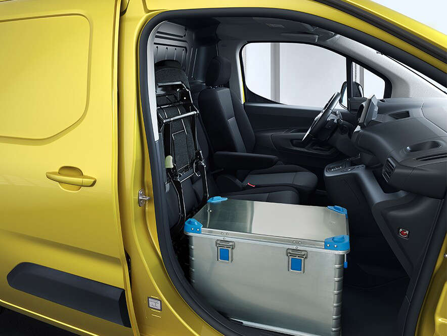 Складане пасажирське сидіння у кабіні Opel Combo Cargo