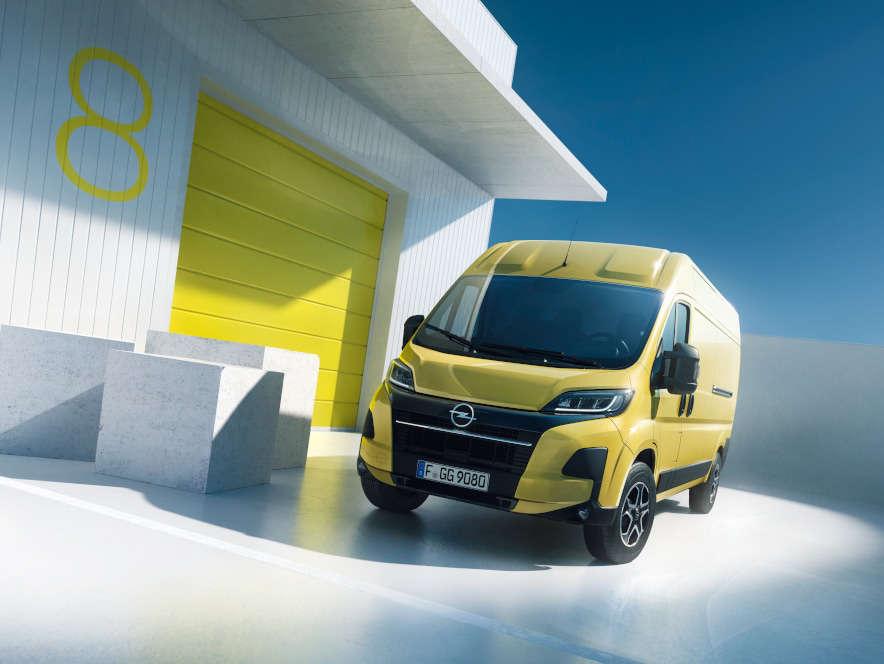 Opel Movano, зовнішній вигляд, фургон жовтого кольору, вигляд спереду з лівого боку