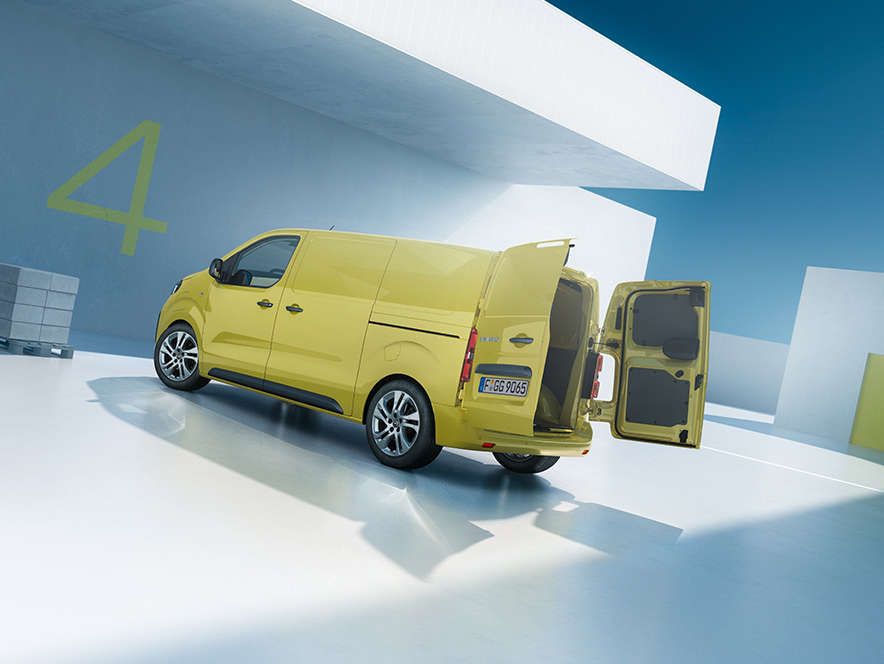 Вигляд ззаду з лівого боку на фургон Opel Vivaro з відчиненими задніми дверима