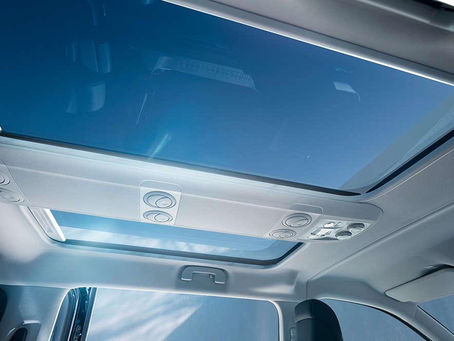 Панорамний дах у салоні мінівена Opel Zafira білого кольору