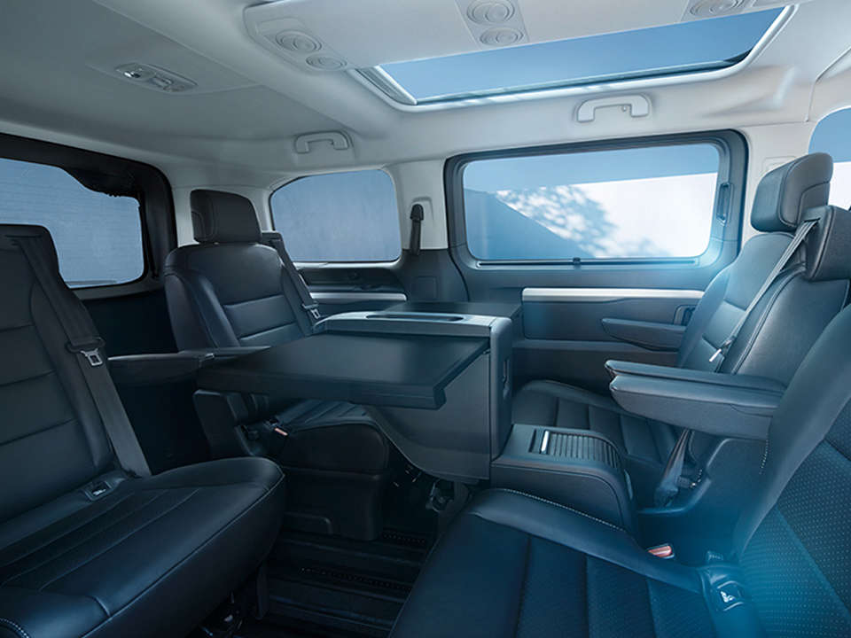 Інтерʼєр салону Opel Zafira білого кольоу з чорними задніми сидіннями