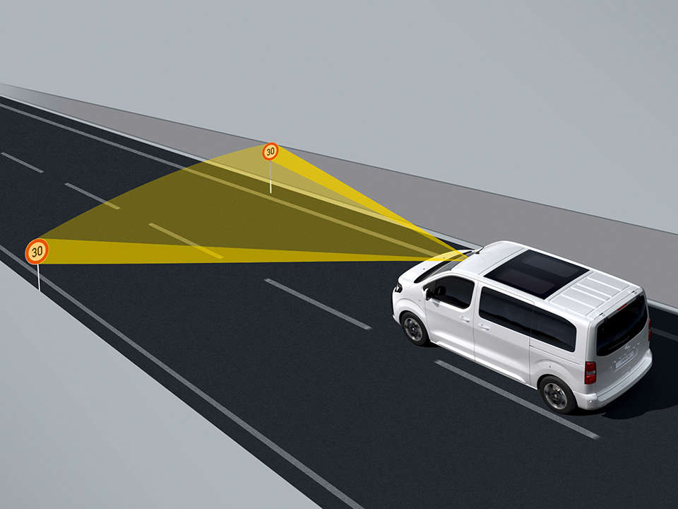 Вигляд зверху на мінівен Opel Zafira, що демонструє дію системи розпізнавання дорожніх знаків